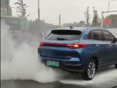 网友爆料一辆蓝色威马电动汽车EX5-Z在泰州街头冒烟