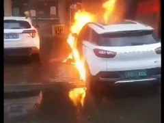 网友爆料浙江省台州市辆新能源电动车着火，并在燃烧过程中发生爆炸！
